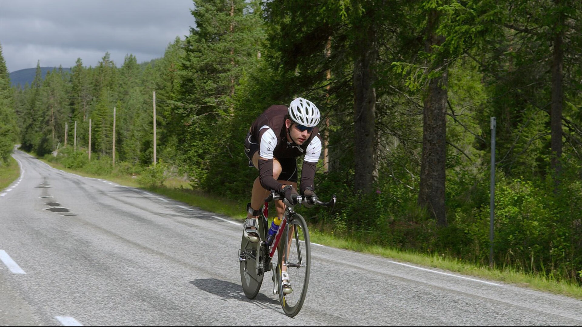 玻利维亚横扫勒沃库森，金玟哉完成自我救赎的足球史诗